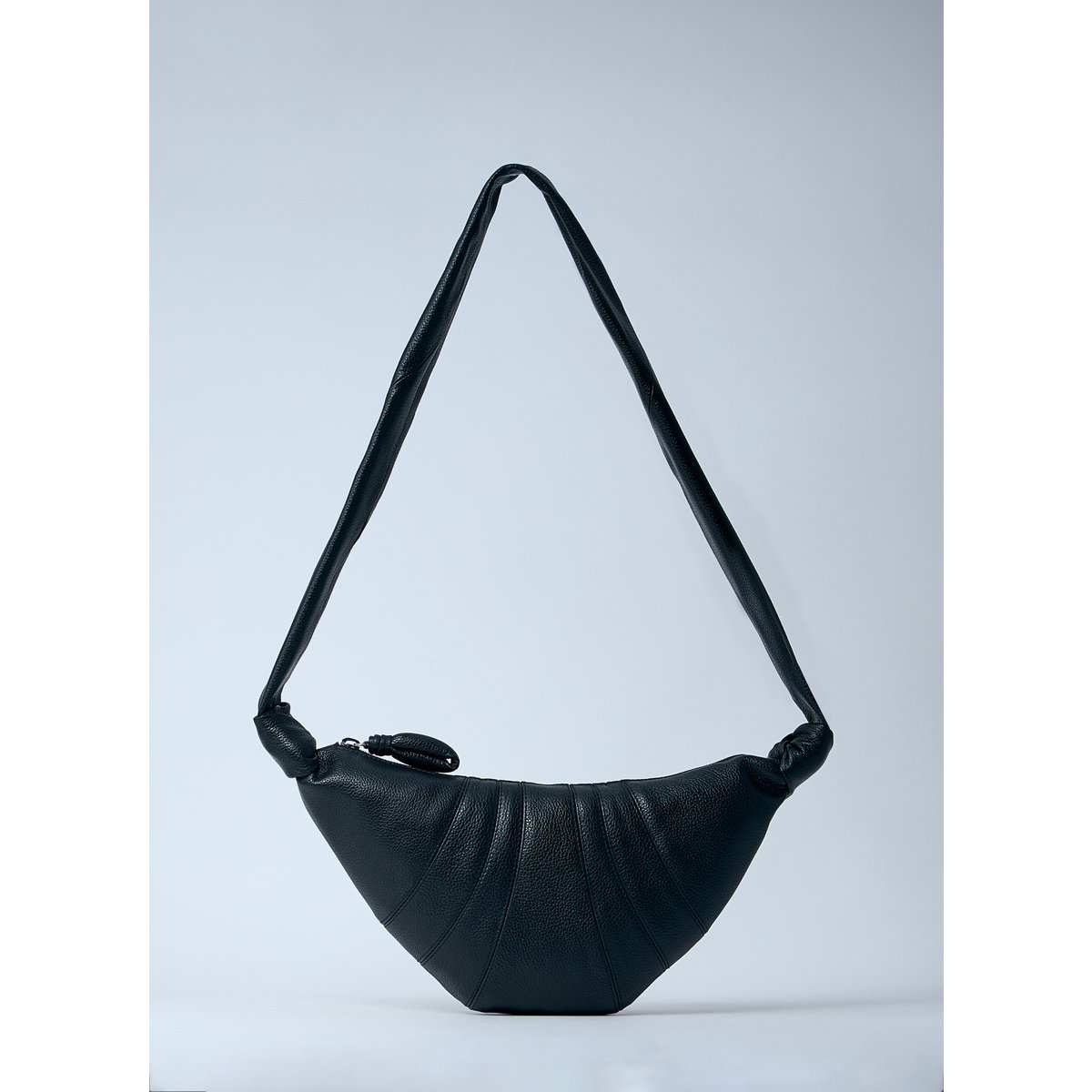 확대된 대표 Small Croissant Shoulder Bag
