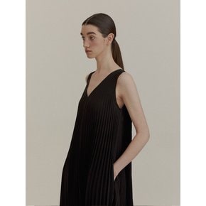 V-NECK PLEATED DRESS (BLACK)