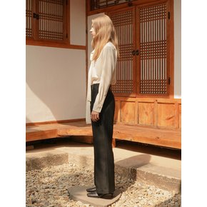 Wool & silk blended pintuck pants in black