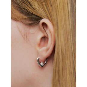 silhouette pearl earring