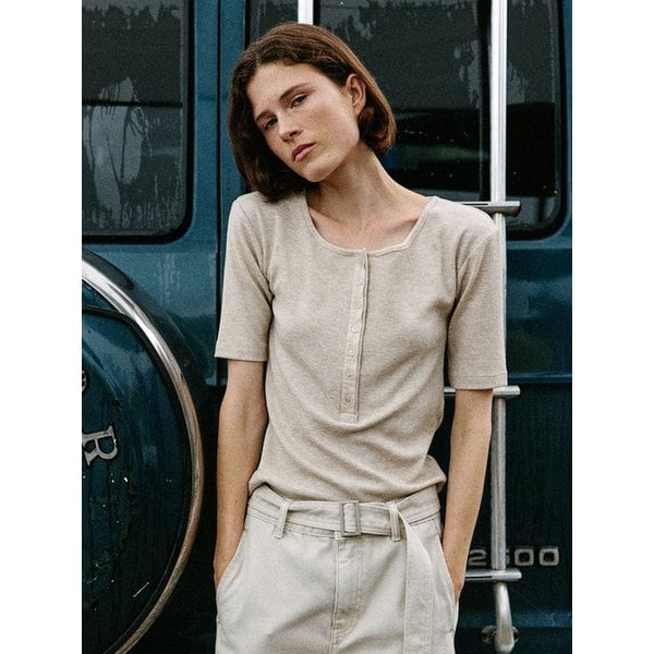 새틴 포인트 헨리넥 티셔츠_MELANGE BEIGE