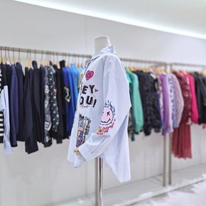 AK원주점 르니앤맥코이 카라넥 하트 패치 프린트 블라우스 MN04BL023