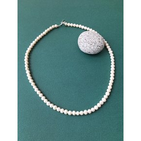 CLASSIC M PEARL NECKLACE