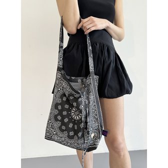 쥬에 Bandana Shoulder Bag. Black