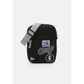 4804890 New Era MLB CHICAGO WHITE SOX PATCH SIDE BAG - Across body bag black/grey