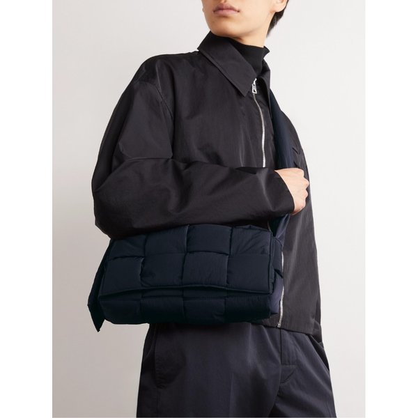 테크 카세트 패디드 인트레치아토 나일론 메신저백 1647597322164315