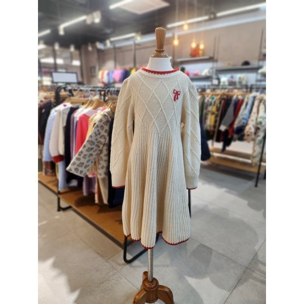 [파주점] (CR)루즈페-크림홀가먼트드레스 74A1940002