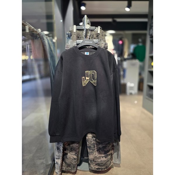 [시흥점] 워싱 카모패치로고 오버핏 스트링맨투맨(남여공용)/JGZZ22A24BK