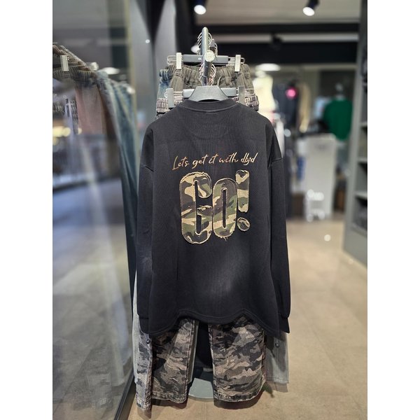 [시흥점] 워싱 카모패치로고 오버핏 스트링맨투맨(남여공용)/JGZZ22A24BK