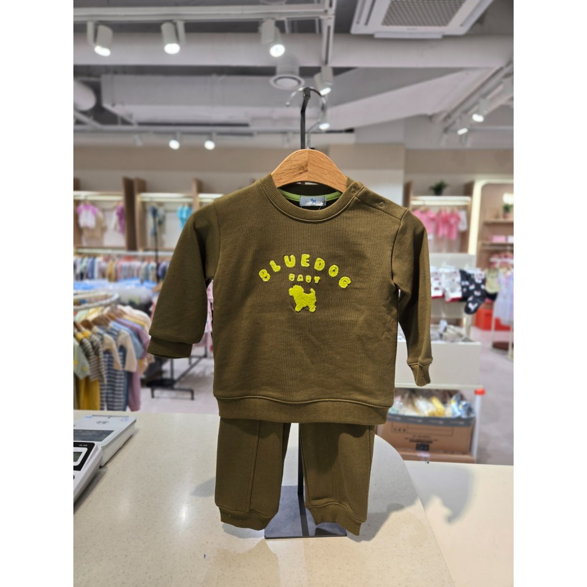 확대된 대표 .