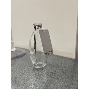 왜곡된 유리병 오브제