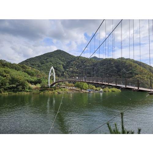 https://media.eoding.com/media/travelagent/40/imagecontent/산막이호수길_4.jpg