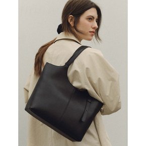 [11/8 순차배송] 90 Veneta Bag Medium Black