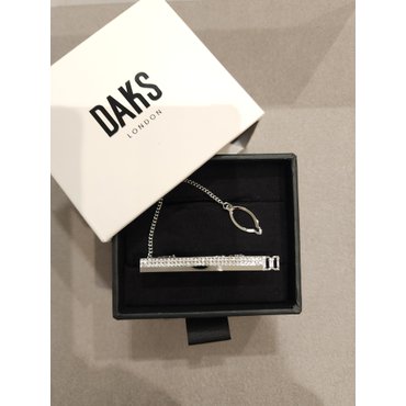 닥스 2024  F/W DAKS 백금도금 DD 골드큐빅 넥타이핀 (DKF1ACTP249S1)