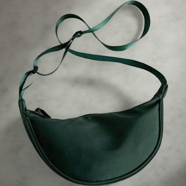 [옷자락] 여성 일상용 심플 컬러 만두 숄더 반달 경량 크로스백