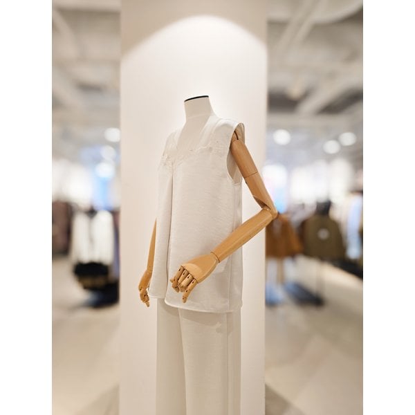 [파주점] [더아이잗컬렉션]배색 자수 브이넥 블라우스 CS4B0SL122