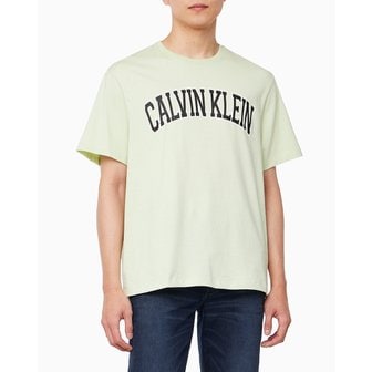 Calvin Klein Jeans 남성 레귤러핏 커브 바시티 로고 반팔 티셔츠(4RB847G)