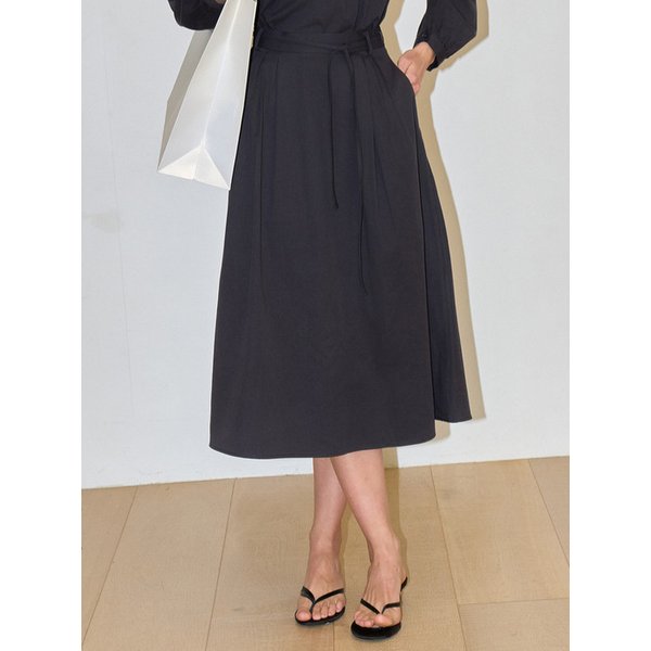 로넌 스트랩 플리츠 스커트 딥 차콜 J1915