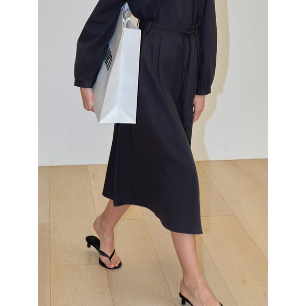 로넌 스트랩 플리츠 스커트 딥 차콜 J1915