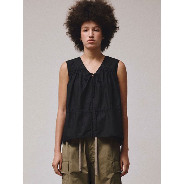 SLEEVELESS LACE TRIMMED  GATHERED BLOUSE (BLACK)