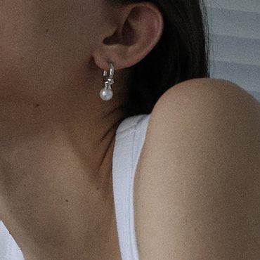 콜드프레임 COLD WHITE PEARL SWIRL DROP EARRINGS