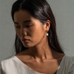 [Abstract] Asymmetric Freshwater pearls Earring