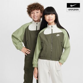 키즈 나이키 스포츠웨어 앰플러파이 주니어 우븐 풀 지퍼 재킷 NIKE FN9134-325