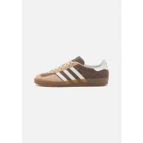 5105712 adidas GAZELLE INDOOR - Trainers earth strata/footwear white/magic beige 112489465