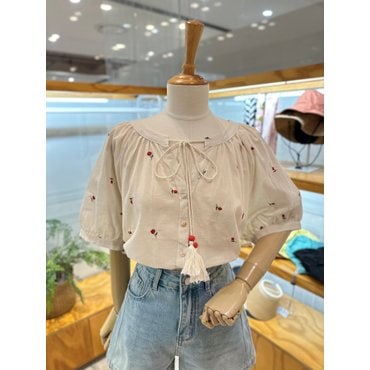 레코브 테슬장식 자수 블라우스(LC31E7BL517X)