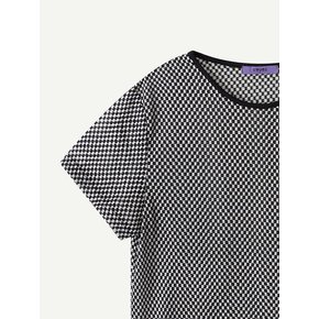B&W Square punching T