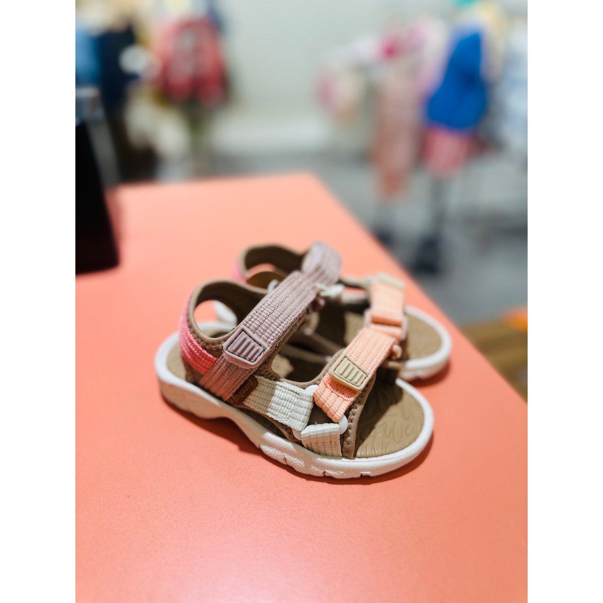 확대된 대표 .