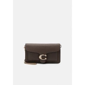 3216088 Coach 코치 폴리쉬 페블 탭비 체인 - 클러치 다크 스톤 47968790