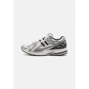 5106564 New Balance M1906 UNI - Trainers grey