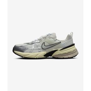[매장정품] 나이키 NIKE V2K 런 M - 서밋 화이트 퓨어 플래티넘 라이트 아이언 오어 메탈릭 실버