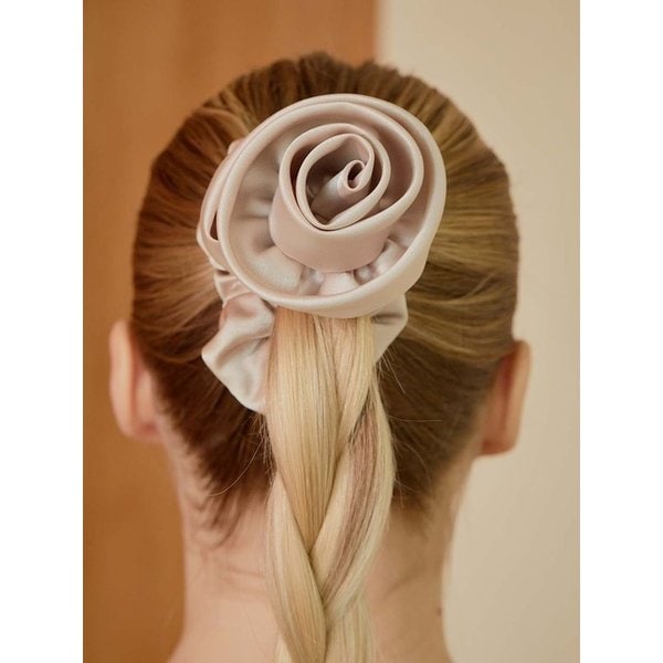rose scrunchie- beige