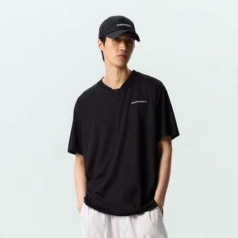 제이미웨스트 JW 로고 퍼포먼스 헨리넥 카라티셔츠 (블랙) JVB-TS345BK1