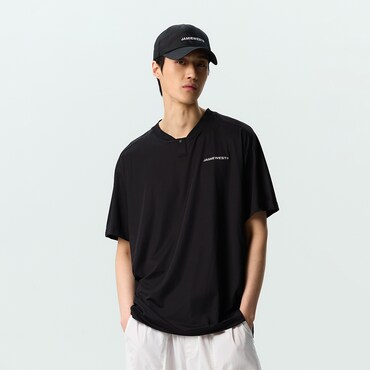 제이미웨스트 JW 로고 퍼포먼스 헨리넥 카라티셔츠 (블랙) JVB-TS345BK1