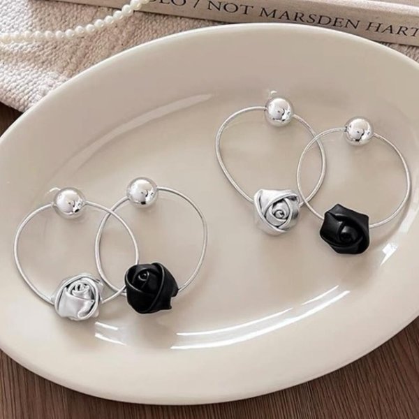 [옷자락] 여자 모던 블랙 실버볼 가죽 장미 로즈 고무줄 머리끈