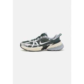 5146733 Nike V2K RUN - Trainers vintage green/mineral spruce/wolf grey/coconut milk/black