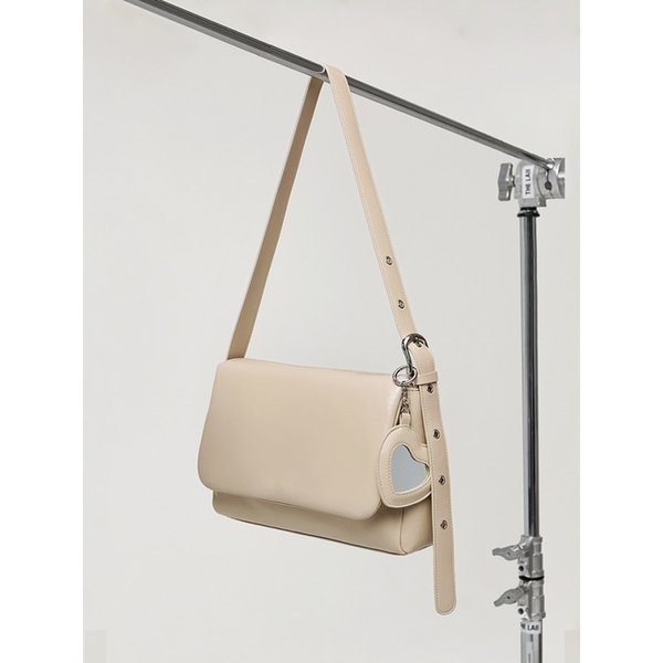 [리퍼브] 하트 미러 패딩 숄더 크로스 백 _ 베이지