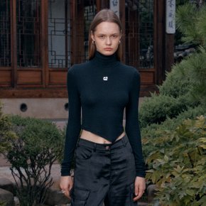 ANTONI Embroidered Unbalanced Hem Cropped Turtleneck Top_Black