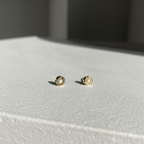 Mini pearl earring (2024fw57)