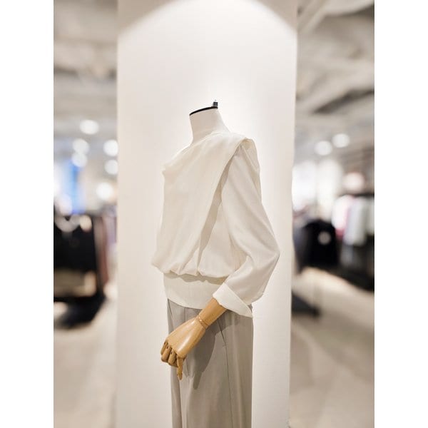 [파주점] [더아이잗컬렉션]새틴 카울넥 밴딩 블라우스 CS4B0BL641