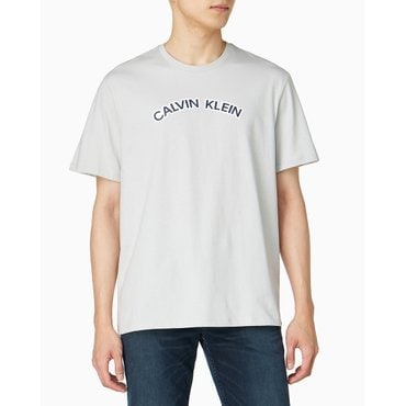 Calvin Klein Jeans 남성 레귤러핏 커브 로고 반팔 티셔츠(4RB849G)