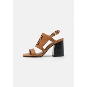 4351114 DKNY JATHRYN - High heeled sandals brown