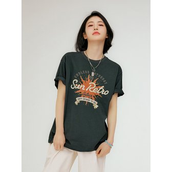 세터 [신예은PICK]뉴 썬 레트로 그래픽 반팔 티셔츠_차콜