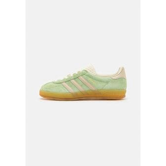 아디다스 4196463 adidas GAZELLE INDOOR - Trainers semi green spark/almost yellow/cream white