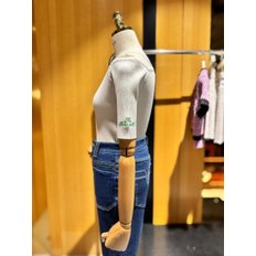 [시흥점] [시흥점] 여성 소매자수 포인트 언발 네크 슬림 반소매 니트티셔츠 (EQ2OKH07)