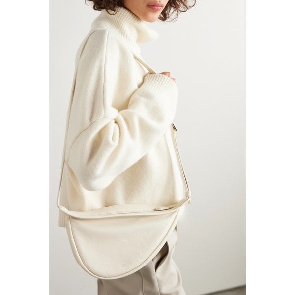 슬라우치 바나나 스몰 텍스처 가죽 숄더 백 화이트 1647597314837942