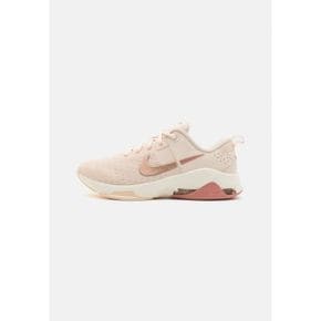 5138290 Nike ZOOM BELLA 6 - Training shoe guava ice/metallic red bronze/pale ivory/red sta